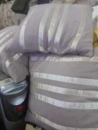 Cojines decorativos grises con cintas