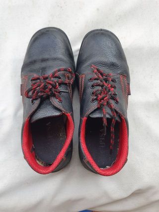 Zapatos de seguridad negros y rojos