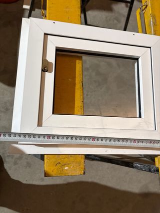 Ventana con cerradura y llaves