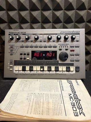 Roland MC-303 Groovebox