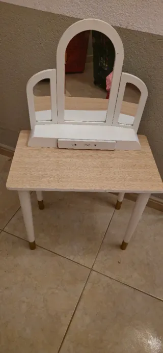 Tocador infantil con espejo y taburete
