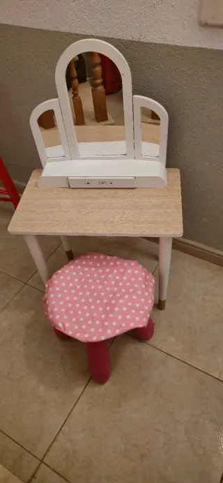 Tocador infantil con espejo y taburete