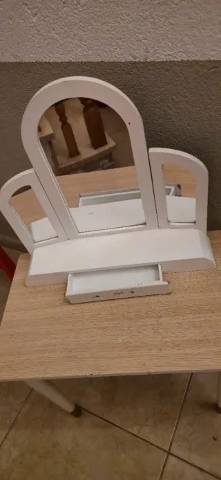 Tocador infantil con espejo y taburete