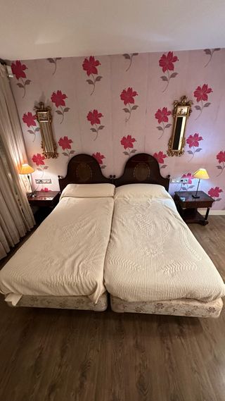 2 Camas + 2 Mesillas + 2 Lámparas + 2 espejos