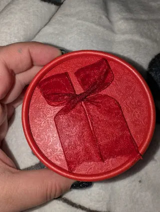 Pulsera de perlas con detalle rojo