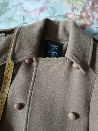 Abrigo beige doble botonadura