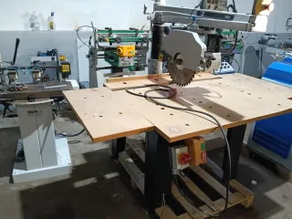 Máquina de carpinteria. Radial de brazo