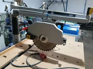 Máquina de carpinteria. Radial de brazo