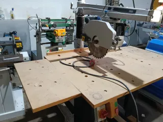 Máquina de carpinteria. Radial de brazo