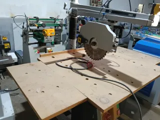 Máquina de carpinteria. Radial de brazo