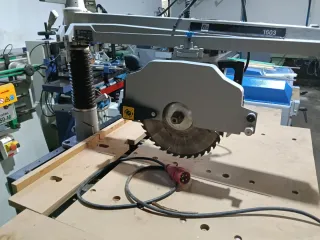 Máquina de carpinteria. Radial de brazo