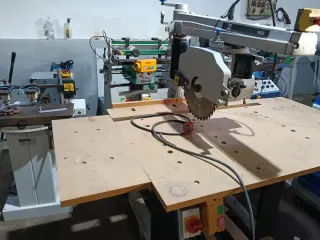 Máquina de carpinteria. Radial de brazo
