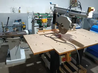 Máquina de carpinteria. Radial de brazo