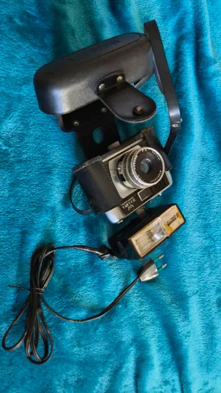 Cámara Werlisa con funda y accesorios