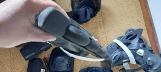 Patines en línea negros y rojos