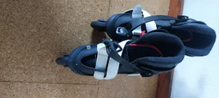 Patines en línea negros y rojos