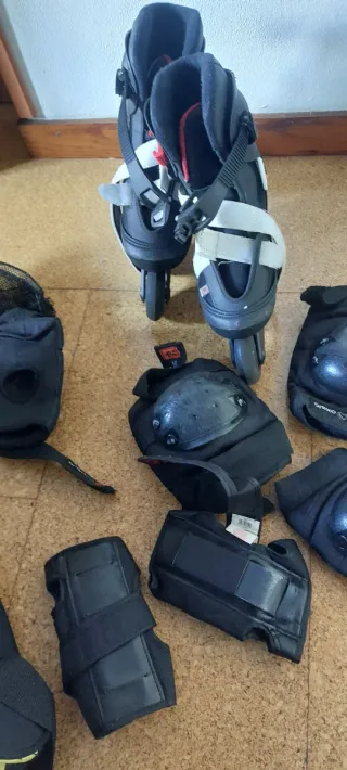 Patines en línea negros y rojos