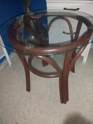 Mesa redonda de cristal y madera