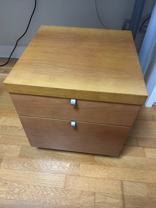 Mesitas de noche y columna de madera