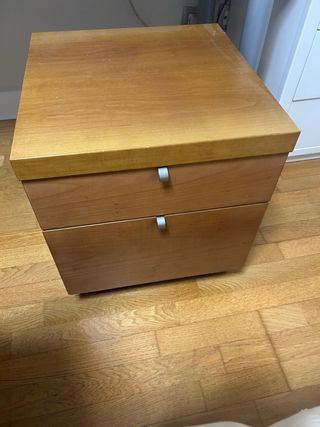 Mesitas de noche y columna de madera