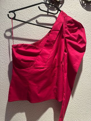 Top asimétrico un hombro fucsia