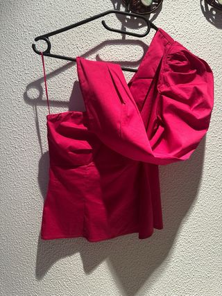 Top asimétrico un hombro fucsia
