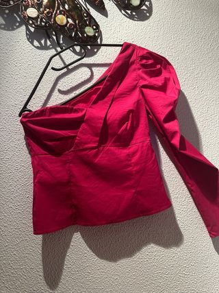 Top asimétrico un hombro fucsia