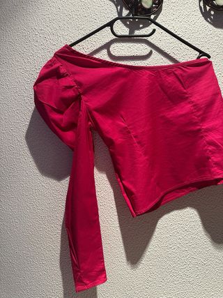 Top asimétrico un hombro fucsia