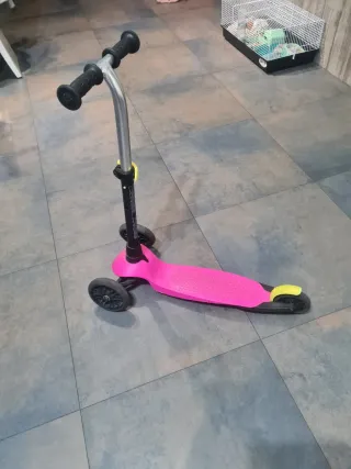 Patinete rosa con rueda amarilla