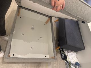 Reposapiés gris con almacenaje