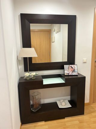 Recibidor de madera y cristal