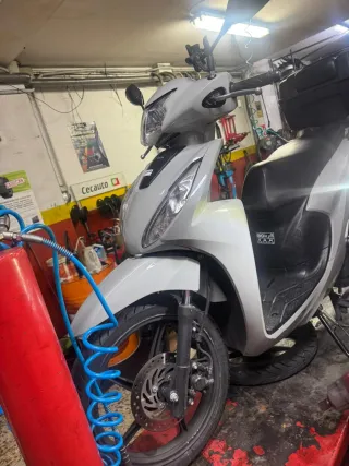 Honda Vision 110 Scooter Gris