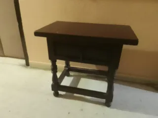 Mesita auxiliar de madera oscura