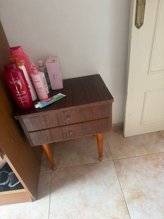 Mesita de noche de madera en excelente estado
