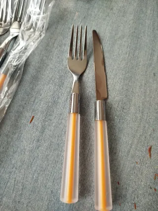 Lote 50 cubiertos metal y plástico. Nuevos