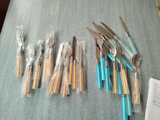 Lote 50 cubiertos metal y plástico. Nuevos