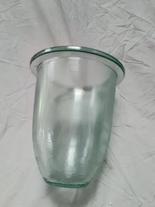 Jarrón de cristal verde y transparente