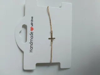 Pulsera dorada con cruz