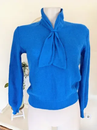 Jersey Azul Elegante con Lazo Retro