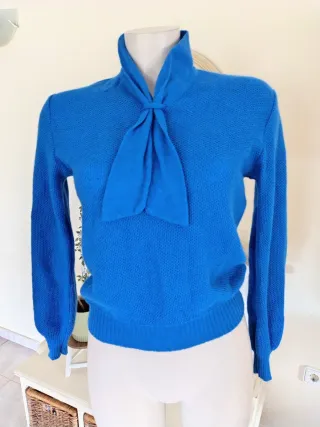 Jersey Azul Elegante con Lazo Retro