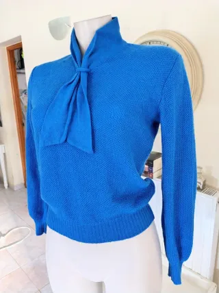 Jersey Azul Elegante con Lazo Retro