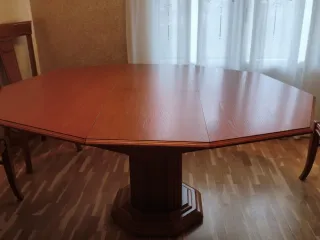 Mesa de comedor de madera marrón