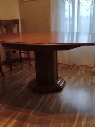 Mesa de comedor de madera marrón
