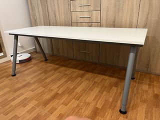 Mesa de escritorio ajustable en altura