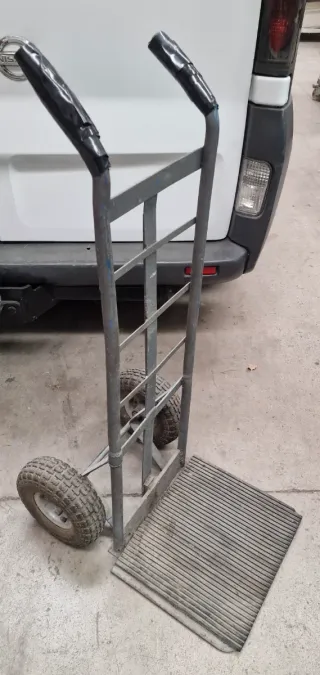 Carro reparto con ruedas hinchables.