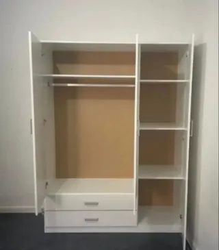 Armario blanco de madera