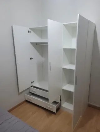 Armario blanco de madera