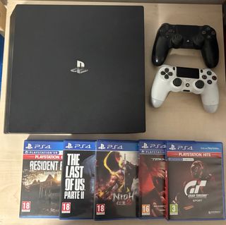 Console PS4 con controller e 5 giochi