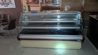 Vitrina Pastelera Infrico Refrigerada Curva 2m
