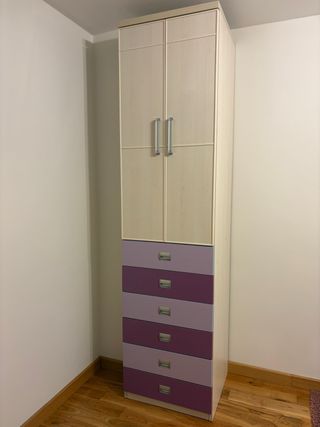 Armario blanco 2 puertas y 6 cajones morados.